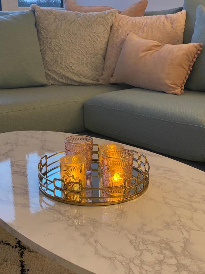 Lees Lookout Holt ,2 Bedroom Luxury Apartment With Private Parking 외부 사진