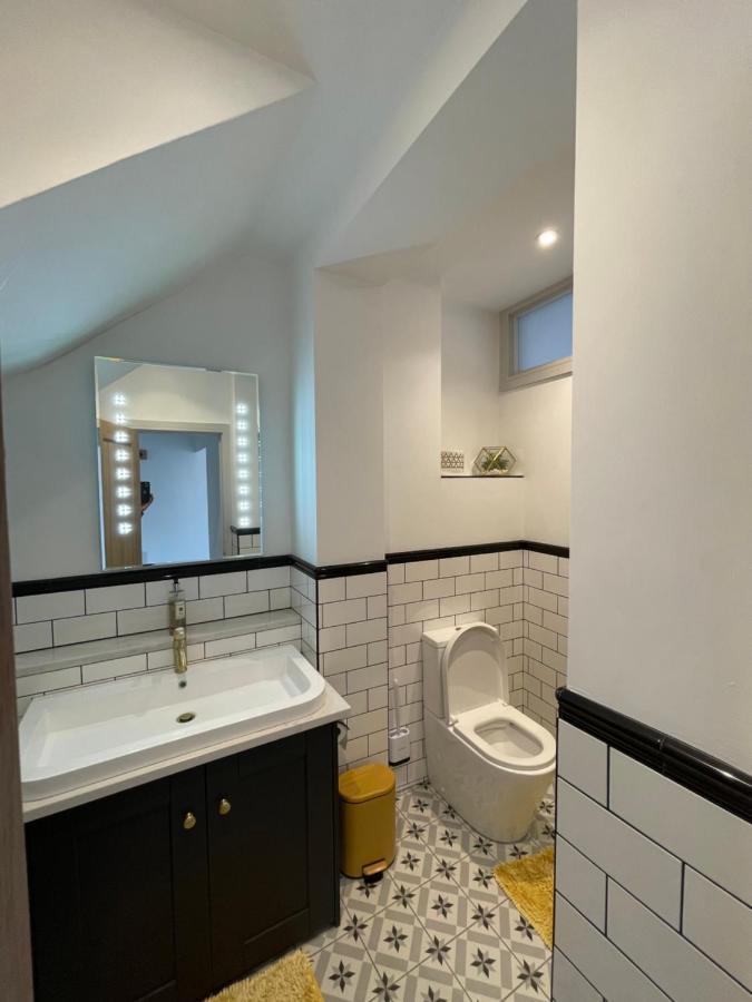 Lees Lookout Holt ,2 Bedroom Luxury Apartment With Private Parking 외부 사진