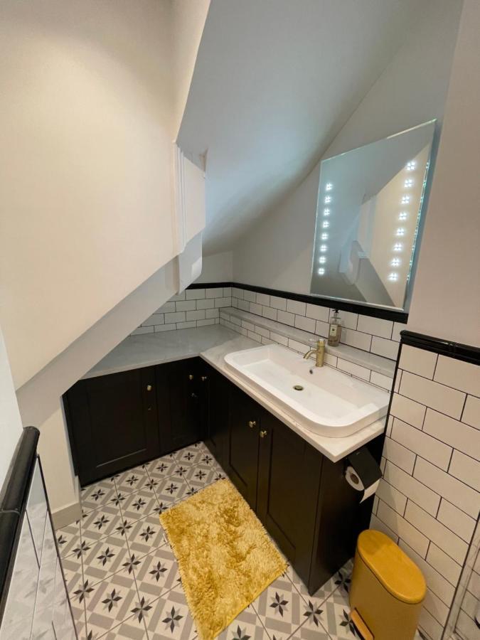 Lees Lookout Holt ,2 Bedroom Luxury Apartment With Private Parking 외부 사진