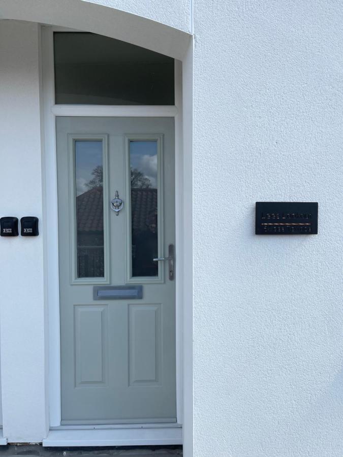 Lees Lookout Holt ,2 Bedroom Luxury Apartment With Private Parking 외부 사진