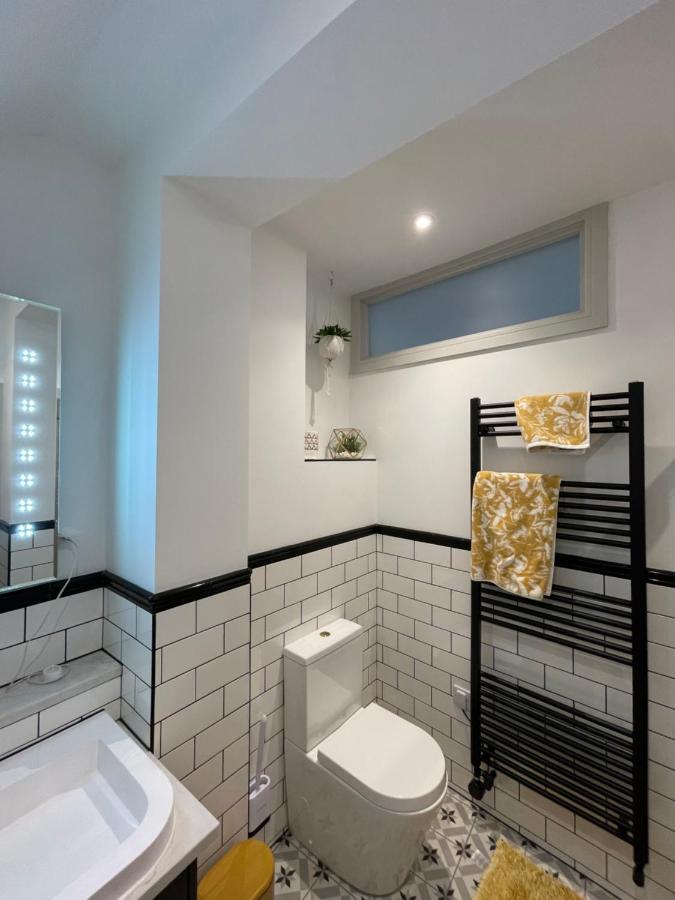 Lees Lookout Holt ,2 Bedroom Luxury Apartment With Private Parking 외부 사진