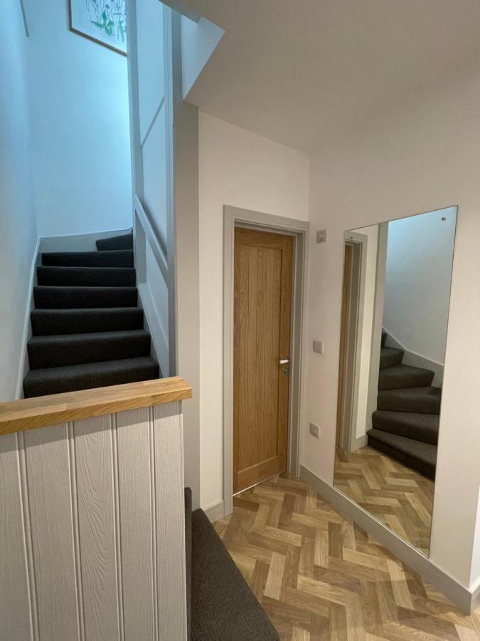 Lees Lookout Holt ,2 Bedroom Luxury Apartment With Private Parking 외부 사진